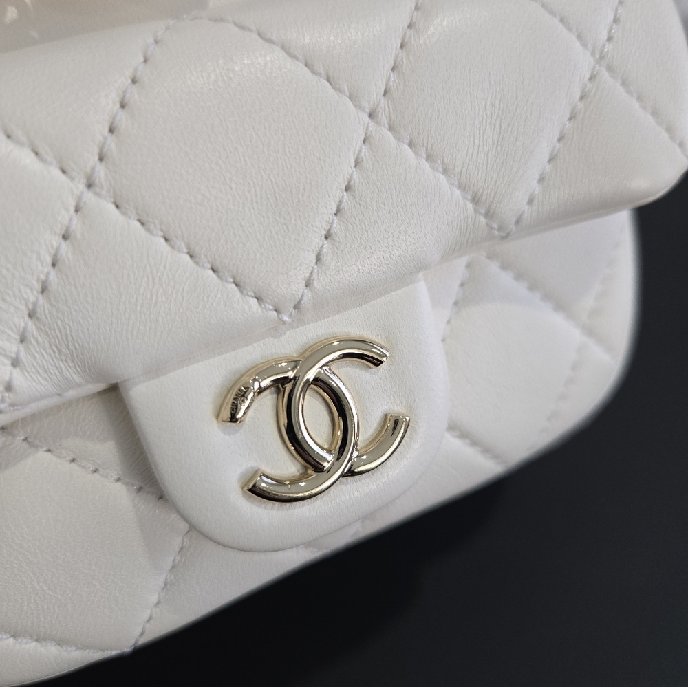 Chanel 22A Duma Backpack White With Gold Hardware - Picture 6 of 11